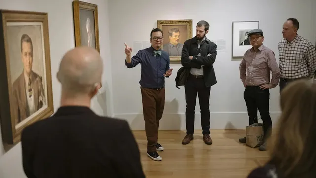 ASL tour of a gallery