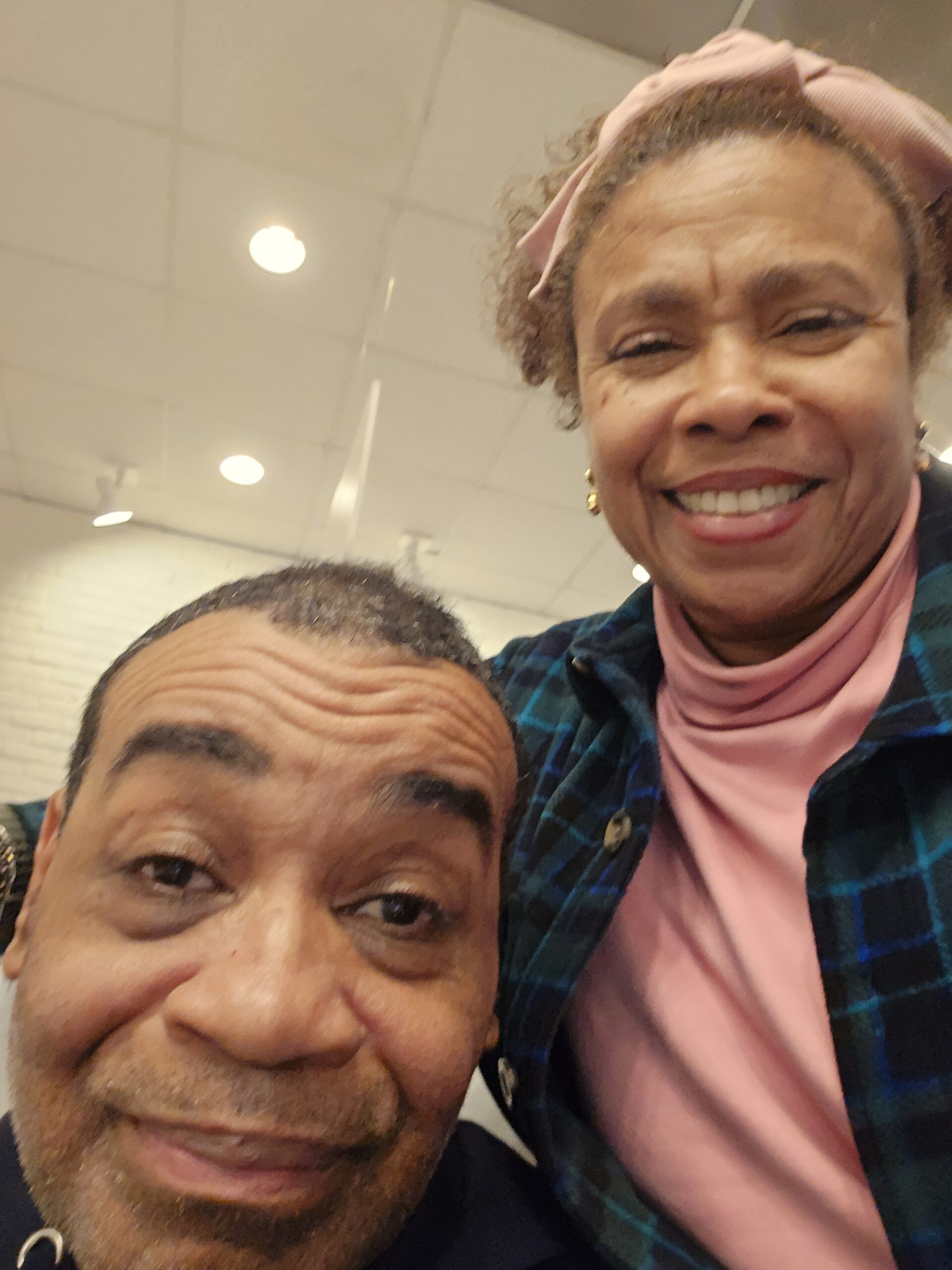 La Sra. Richelle, quien apoya a su hermano, el Sr. Rene.